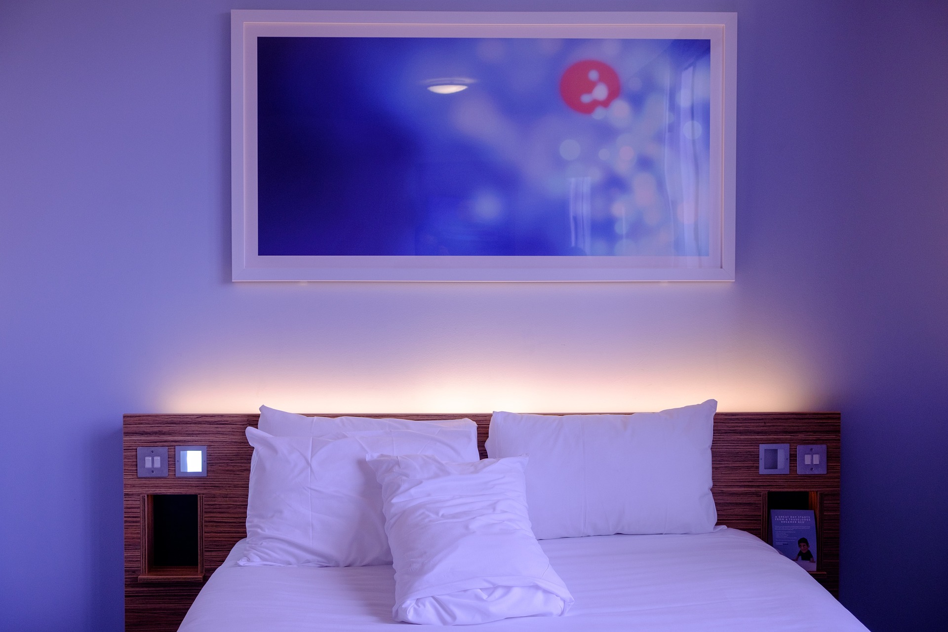 pexels-bedroom-1285156_1920